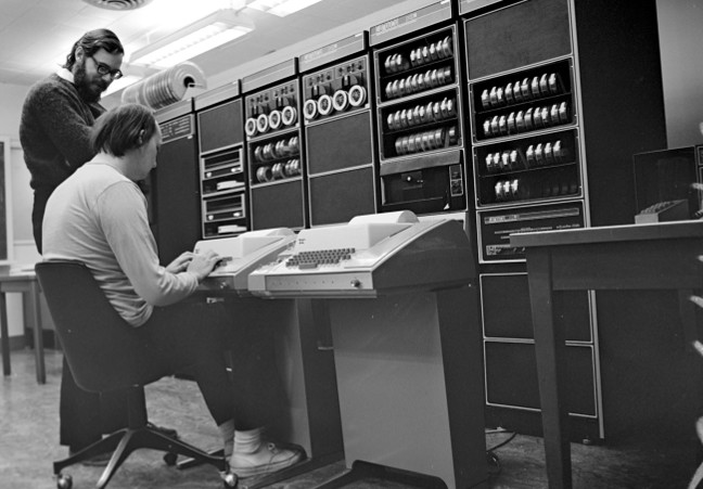 Dennis Ritchie (stehend) und Ken Thompson (sitzend): Die Schöpfer von C und Unix